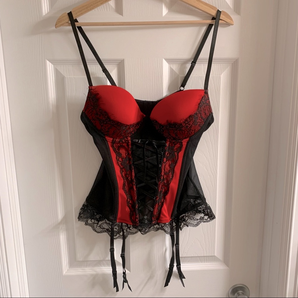 Black and red boustier